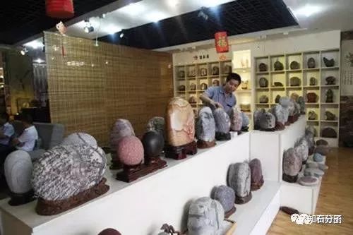 在奇石市场里，为什么他们的生意是最好的？