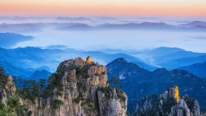 黄山奇石中的狮子抢球是什么样的