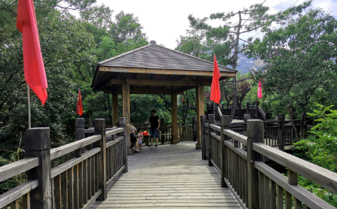 巨型泰山奇石 青岛市：崂山“太平宫”