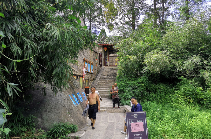 泰山的巨石_巨型泰山奇石图片_巨型泰山奇石