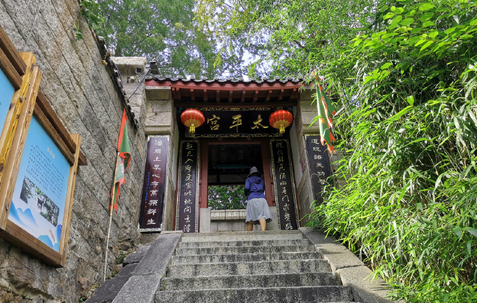 巨型泰山奇石_巨型泰山奇石图片_泰山的巨石