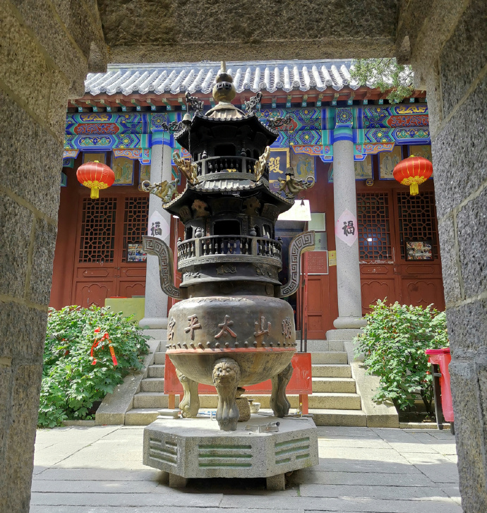 泰山的巨石_巨型泰山奇石_巨型泰山奇石图片