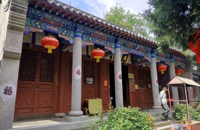泰山的巨石_巨型泰山奇石_巨型泰山奇石图片