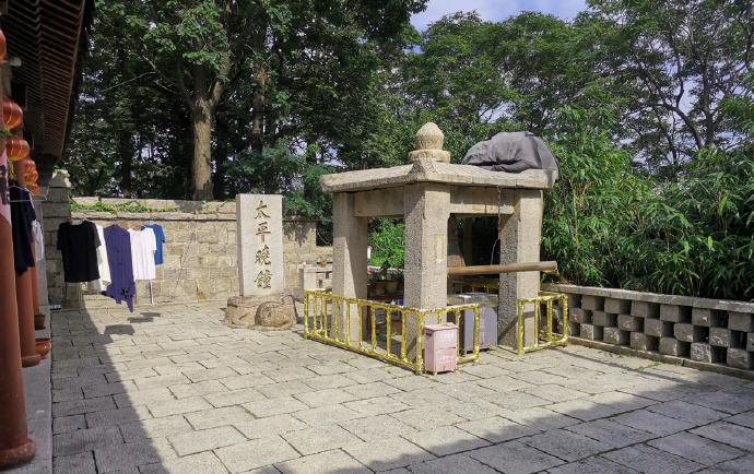 泰山的巨石_巨型泰山奇石图片_巨型泰山奇石