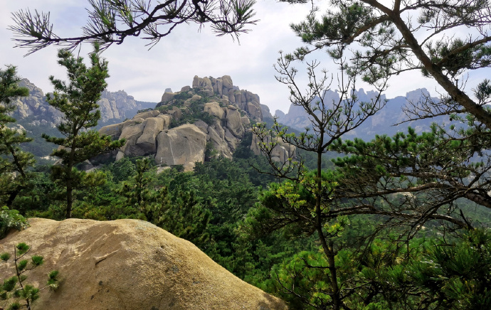 巨型泰山奇石图片_泰山的巨石_巨型泰山奇石